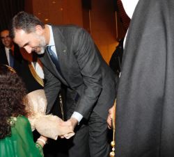 Su Majestad el rey a su llegada a la Cámara de Comercio de Riad, recibe un ramo de flores de manos de una niña