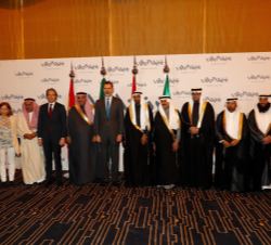 Fotografía de grupo de Su Majestad el Rey con las autoridades españolas y miembros del Consejo de Administración de la Cámara de Comercio de Riad