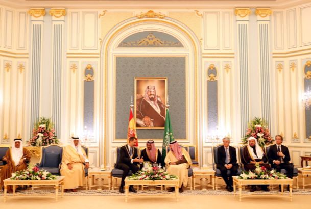 Su Majestad el Rey durante el encuentro mantenido con Su Majestad Salman Bin Abdulaziz Al-Saud, Custodio de las Dos Sagradas Mezquitas y Rey de Arabia