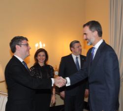 Su Majestad el Rey recibe el saludo del ministro de Energía, Turismo y Agenda Digital, Álvaro Nadal