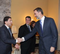Su Majestad el Rey recibe el saludo del Secretario General de la Organización Mundial del Turismo (OMT), Taleb Rifai