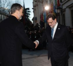 Su Majestad el Rey recibe el saludo del presidente del Gobierno, Mariano Rajoy