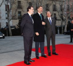 Don Felipe, junto a los presidentes del Gobierno y del Senado