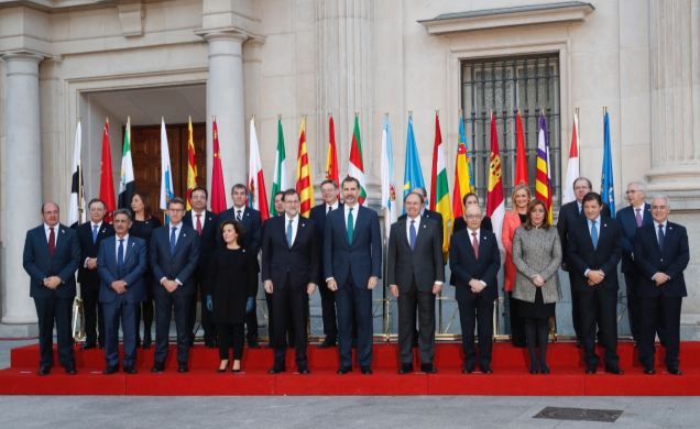 Su Majestad el Rey junto a los presidentes de las Comunidades y Ciudades Autónomas asistentes a la reunión de la VI Conferencia de Presidentes