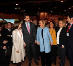 La presidenta de la Comunidad de Madrid y la alcaldesa de Madrid reciben a Don Felipe y Doña Letizia en el stand de Madrid