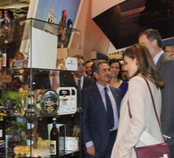 Sus Majestades los Reyes con el presidente de la Comunidad Autónoma de Cantabria, Miguel Ángel Revilla, en el stand de Cantabria