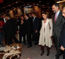 Sus Majestades los Reyes con el presidente de la Comunidad Autónoma de La Rioja, José Ignacio Ceniceros, en el stand de La Rioja