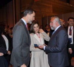 Don Felipe y Doña Letizia con el alcalde de Talavera de la Reina, Jaime Ramos, durante su recorrido por FITUR