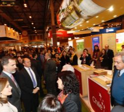 Sus Majestades los Reyes durante su recorrido por FITUR en el stand de Chile