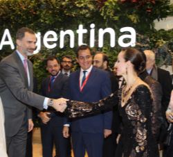 Sus Majestades los Reyes durante su recorrido por FITUR en el stand de Argentina