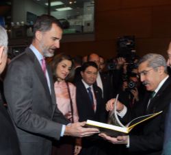 Los Reyes con el viceministro de Cultura y Turismo de Turquía, Hüseyin Yayman, en el stand de Turquía