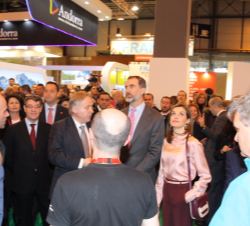 Los Reyes con el embajador de Noruega en España, Helge Skaara, en el stand de Noruega