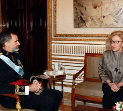 Don Felipe conversa con la embajadora de la República de Polonia