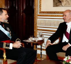 Don Felipe conversa con el embajador de la República del Perú