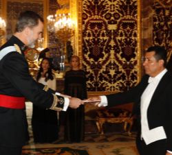 Su Majestad del Rey recibe la carta credencial de manos del embajador de la República de Nicaragua, Carlos Antonio Midence