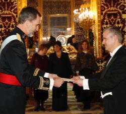 Su Majestad del Rey recibe la carta credencial de manos del embajador de la República de Bulgaria, Iván Iliev Kondov