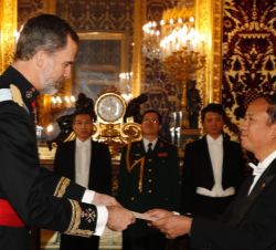Su Majestad del Rey recibe la carta credencial de manos del embajador de la República Socialista de Vietnam, Ngo Tien Dung
