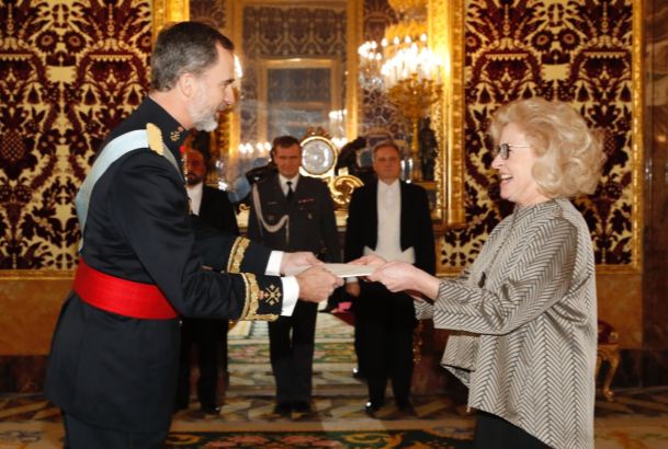 Su Majestad del Rey recibe la carta credencial de manos la embajadora de la República de Polonia, Marzenna Adamczyk
