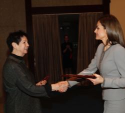 Su Majestad la Reina hace entrega de la placa acreditativa del galardón al premiado a la esposa de Mitsuo Miura