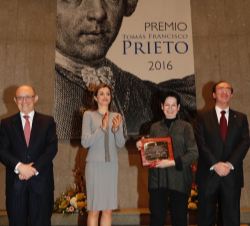 Su Majestad la Reina, con la esposa del premiado y autoridades, tras la entrega del galardón