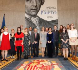 Doña Letizia, junto a los alumnos de la V Promoción del Master en Medios de Impresión Grafíca, Ilustración y Acuñación Artística