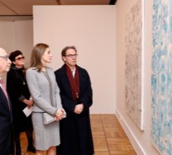 Su Majestad la Reina durante su recorrido por la exposición "La locura de ver", de José María Sicilia.
