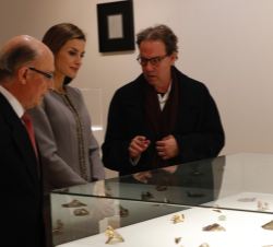 Su Majestad la Reina durante su recorrido por la exposición "La locura de ver", acompañada por el autor, José María Sicilia
