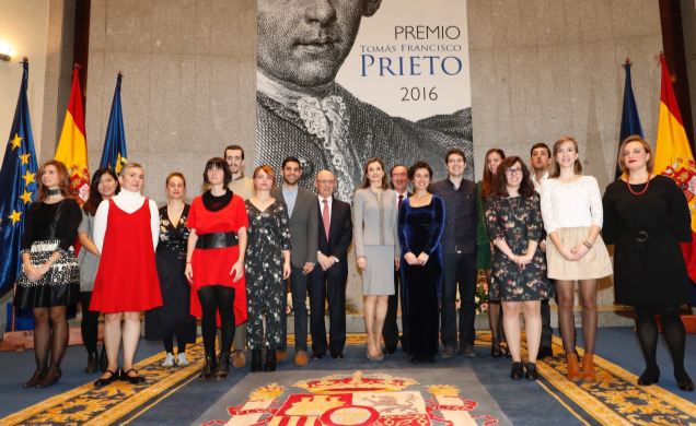 Doña Letizia, junto a los alumnos de la V Promoción del Master en Medios de Impresión Grafíca, Ilustración y Acuñación Artística