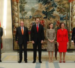 Fotografía de grupo de Sus Majestades los Reyes y Sus Majestades los Reyes Don Juan Carlos y Doña Sofía, junto al ministro de Educación, Cultura y Dep
