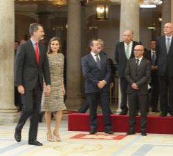 Sus Majestades los Reyes a su llegada al Patio de los Borbones del Palacio Real de El Pardo
