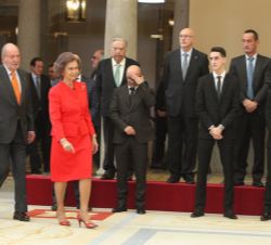 Sus Majestades los Reyes Don Juan Carlos y Doña Sofía a su llegada al Patio de los Borbones del Palacio Real de El Pardo 