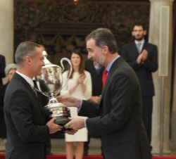 Su Majestad el Rey entrega el Premio Rey Felipe, a Antonio Fernández, padre del deportista Javier Fernández López