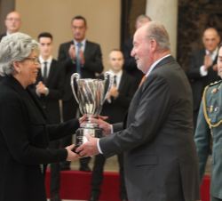 Su Majestad el Rey Don Juan Carlos entrega el Premio Rey Juan Carlos, a Scarlet Blanco, madre de la tenista Garbiñe Muguruza