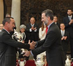 Su Majestad el Rey entrega el Trofeo Joaquín Blume, a Juan Santiago, director general del Colegio Base, en representación del centro docente