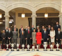 Fotografía de grupo de Sus Majestades los Reyes, Sus Majestades los Reyes Don Juan Carlos y Doña Sofía, las autoridades y los galardonados
