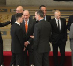 Sus Majestades los Reyes Don Felipe y Don Juan Carlos conversan con los galardonados, tras la entrega de los premios