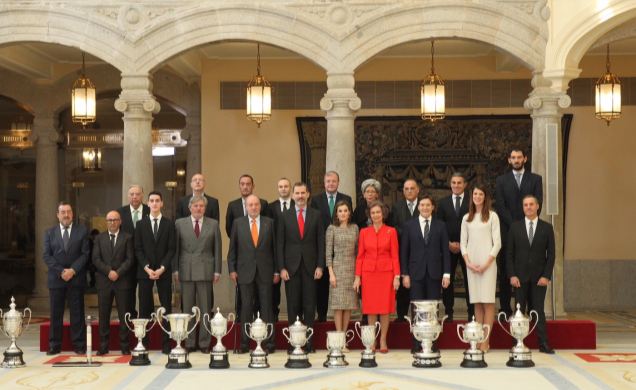 Fotografía de grupo de Sus Majestades los Reyes, Sus Majestades los Reyes Don Juan Carlos y Doña Sofía, las autoridades y los galardonados