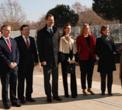 Sus Majestades los Reyes, a su llegada, junto al presidente de la Junta de Extremadura y las autoridades que les han recibido