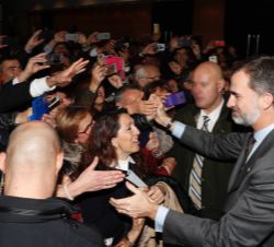 Don Felipe recibe el saludo de las personas asistentes en el inicio del recorrido a AGROEXPO 2017