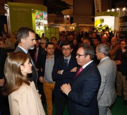 Don Felipe y Doña Letizia durente el recorrido de AGROEXPO 2017