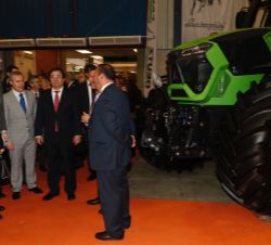 Los Reyes en un momento de su recorrido por AGROEXPO 2017