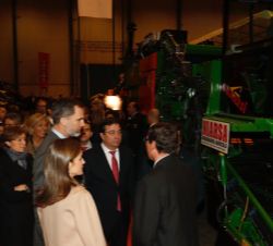 Don Felipe y Doña Letizia durente el recorrido de AGROEXPO 2017