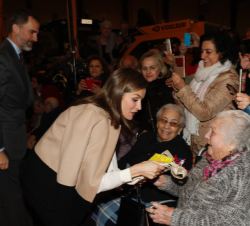 Don Felipe y Doña Letizia reciben el saludo de las personas asistentes