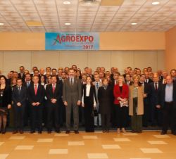 Sus Majestades los Reyes con la junta rectora de FEVAL y comité organizador de AGROEXO 2017