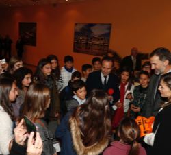 Don Felipe y Doña Letizia con los alumnos, de 5º y 6º de primaria, del Colegio Público “Virgen de la Luz” de Cheles