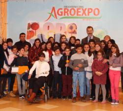 Sus Majestades los Reyes junto a al grupo de alumnos, de 5º y 6º de primaria, del Colegio Público “Virgen de la Luz” de Cheles