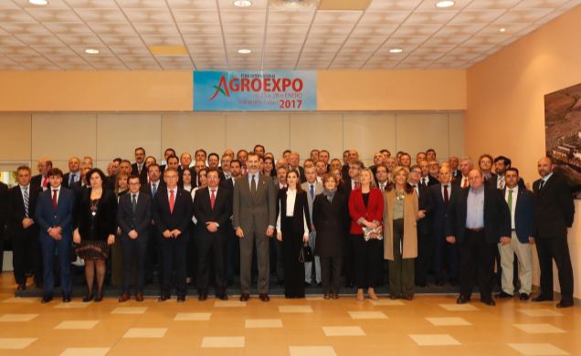 Sus Majestades los Reyes con la junta rectora de FEVAL y comité organizador de AGROEXO 2017