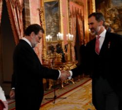 A su llegada, Sus Majestades los Reyes reciben el saludo del presidente del Gobierno, Mariano Rajoy