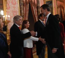 A su llegada, Sus Majestades los Reyes reciben el saludo del ministro de Asuntos Exteriores y de Cooperación, Alfonso Dastis