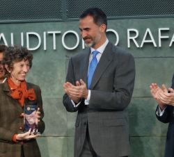Don Felipe entrregó la estatuilla a Elena Barraquer en la categoría “PYME Solidaria”: Fundación Barraquer